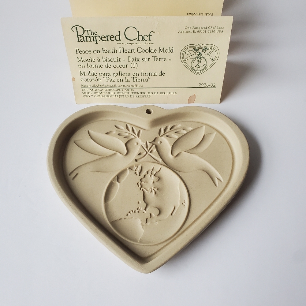 The Pampered Chef 2002 Family Heritage Stoneware Peace on Earth Cookie Mold